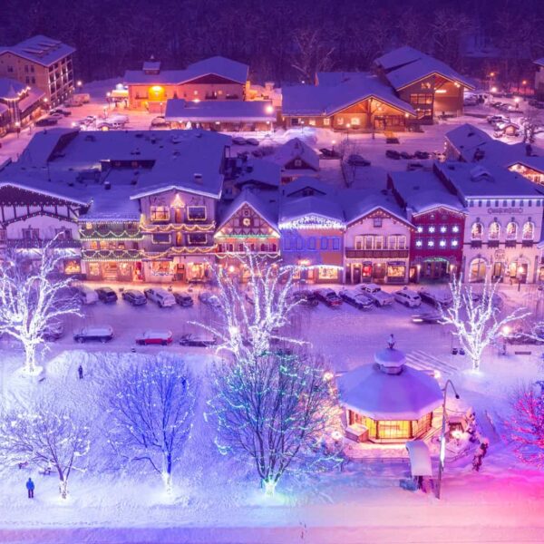 Dec 3rd-5th  A Sparkling Holiday in Leavenworth: Lights, Dinner & Variety Show